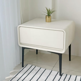 sabrina leather side table(band new)