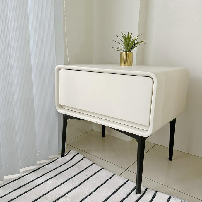 sabrina leather side table(band new)